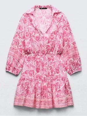 Rosa blommig kortklänning Zara - Supersöt kortklänning från Zara i vitt och rosa med blommigt mönster. Klänningen har v-ringning, trekvartsärm med resår och volangdetaljer i kjolen. Perfekt för sommarens alla tillfällen och tillverkad i lätt bomull.