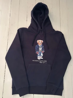 Ralph Lauren polo bear hoodie herr, storlek S  - Hej! Säljer denna riktigt schyssta polo bear hoodie från Ralph Lauren. Den är i storlek M men sitter en storlek litet och passar därför som en S. Den är endast använd någon enstaka gång och är därmed i ett nyskick. Original lappar och påse finns kvar och medföljer naturligtvis vid köp. Jag fraktar alltid snabbt! Mvh