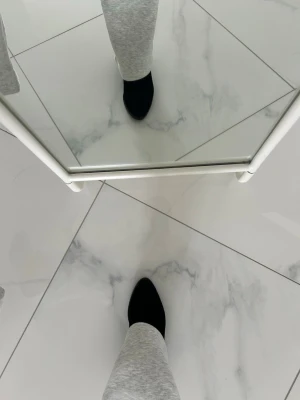 Svarta stövletter med klack - Säljer ett par svarta stövletter med spetsig tå och bred klack. Skorna har en stilren och enkel design som passar till många olika outfits. Materialet ser ut att vara mocka eller liknande tyg. Perfekta för dig som vill ha en klassisk look.