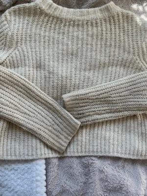 Beige stickad tröja - Jag säljer en beige stickad tröja från ONLY som jag har växt ur, den är i storlek 164, och ganska använd men verkligen inget man kommer att tänka på! Länge sedan jag köpte den så vet inte priset innan, men säljer för 50kr❣️