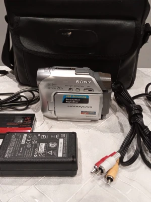 Sony Handycam digital videokamera - Säljer en silverfärgad Sony Handycam digital videokamera med 20x optisk zoom, USB Streaming, SteadyShot och NightShot. Medföljer laddare, batteri, AV-kabel och en svart väska. Perfekt för att spela in och överföra video till Dator.    Ring vid frågor på 0700441696,   Kameran kan skickas, hämtas i Trollhättan eller i Göteborg