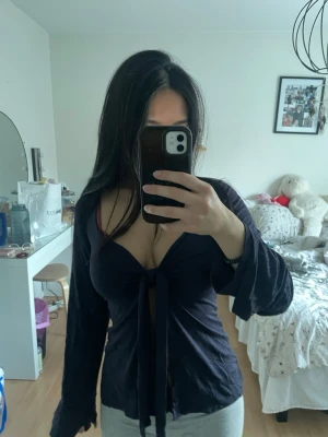 DesignBySi - Säljer min mörkblåa tröja med snöre från DesignBySi då den inte kommer till någon användning och har bara använts 2 gånger