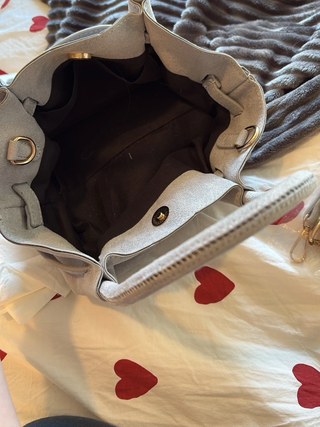 Ljusgrå handväska i mockaimitation - 1