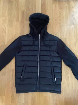 Moncler cardigan - Det står att jackan är storlek L, men den är egentligen storlek S