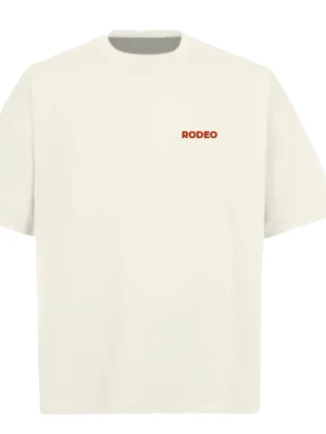 Vit t-shirt med Rodeo-tryck - Snygg vit t-shirt med rött 'RODEO'-tryck på bröstet och stort färgglatt Vegas-inspirerat tryck på ryggen. Klassisk passform och rund halsringning, perfekt för en cool och avslappnad stil.