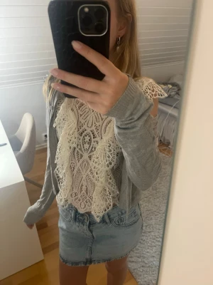 Grå stickad kofta - Supersöt grå stickad kofta! Stolek M men sitter som en xs/s❤️Jätte gullig över vilken topp som helst!🥰