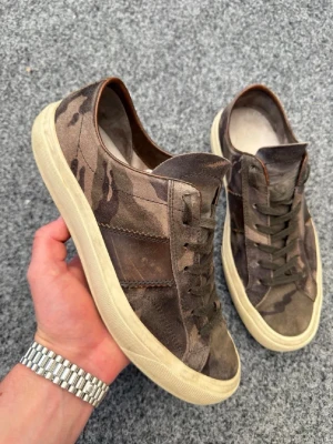 Tom ford skor - Säljer dessa sjukt feta tom ford skor! Size 41-42! Skick 8/10 använda men myxket liv kvar och riktigt fina! Sjukt sällsynt modell och cammo färgen är sjukt fet! Materialet är mocka. Nypris ca 11.000kr. Hör av dig vid frågor eller andra funderingar 💯