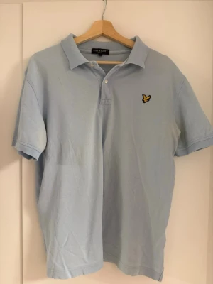 Lyle & Scott Vintage Polo Light Blue L - Säljer en Lyle & Scott Vintage Polo Light Blue. Storlek L.
