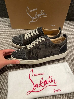 Christian Louboutin skor  - Hej, säljer nu dessa svin snygga Christian Louboutin skor. Skorna är i grymt skick!  Begränsat antal boxar och dustbag. Hör av dig vid frågor.