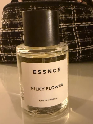 Parfym  - Parfym från essnce, milky flower nästan helt oanvänd 