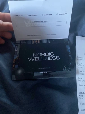 Presentkort Nordic Wellness värde på 4000 kr - Presentkort från Nordic Wellness i svart med vit text. Kortet kommer i ett matchande fodral och kan användas för medlemskap eller träning på Nordic Wellness gym. Perfekt som gåva till någon som gillar träning och hälsa.   