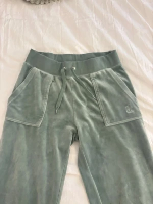 Gröna juicy couture byxor  - Jag är 162cm, allt e kvar tills markerad som såld, pris går att diskuteras💞
