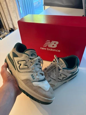 New Balance 550  - Hej säljer mina new balance då jag köpt nya och dessa står just nu bara. Riktigt coola och snygga skor passa till det mesta. Fint skick men som på bilden används ett par gånger så en tvätt skulle inte skada.  Köptes för 1650kr förra året   Hör av er om frågor eller annat🤩