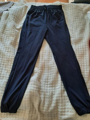 Svarta träningsbyxor - Svarta träningsbyxor från H&M i storlek S. Materialet är polyester och elastan. De är endast använda någon enstaka gång ☀️