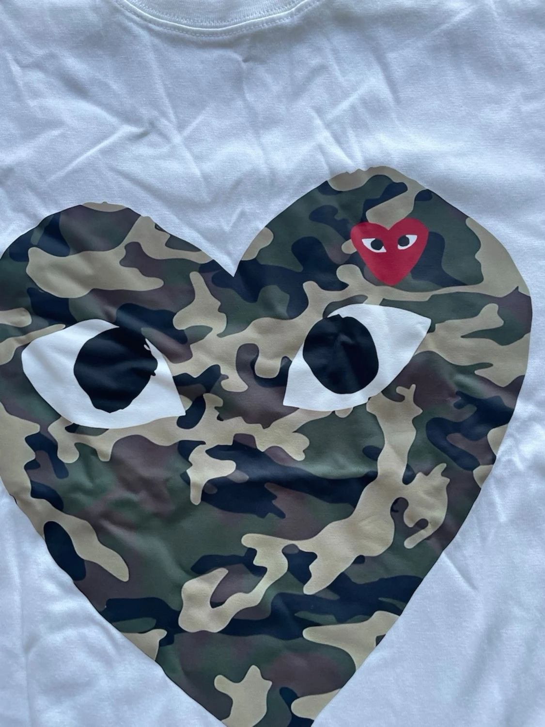 Vit t-shirt med camo hjärta - 1