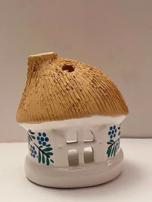 Ljushållare stuga ljuslykta hus cottage core  - Supersöt ljushållare i form av en liten stuga. Du kan sätta ett värmeljus i den. Ca 10 cm hög och 8 cm i diameter i botten. Dekorativt mönster med kvistar och bär på den.