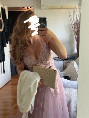 Lång rosa balklänning med spetsdetaljer - Säljer min fina ljusrosa balklänning som bara använts 2ggr (mig och den förra ägaren) Köptes för 2000kr+ priset är diskuterbart💕 hör av er vid frågor  Storlek S/M (anpassningsbar)