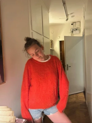 Röd stickad tröja - Röd stickad från vero Moda! Strl M!! Säljs för 140kr❤️‍🔥 har tappat en knapp där bak, är säkert lätt att sy på har bara inte orkat😹