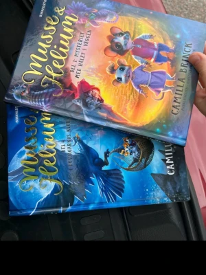 Musse & Helium bokpaket - Två färgglada böcker i serien Musse & Helium av Camilla Brinck. Omslagen har fantasifulla illustrationer med möss, magiska miljöer och djur. Perfekt för dig som gillar äventyr och spännande berättelser. Hårda pärmar med snygg design.