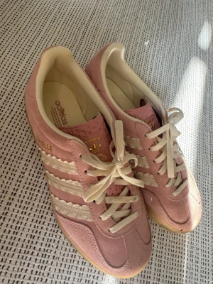 Slutsålda Adidas Gazelle💓 - Rosa Gazelle sneakers köpta denna sommar och använda ett fåtal gånger, nytt skick!                 Original pris: 1345 från Zalando. 💞                                                