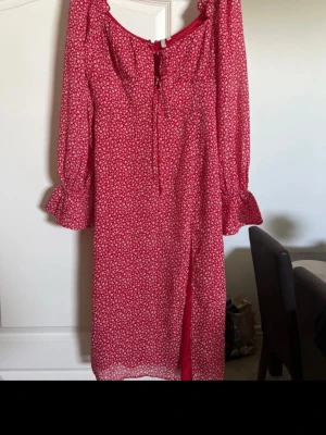 Klänning  - Klänning från Nelly, med slits vid benet. Knappt använd och i bra skick!