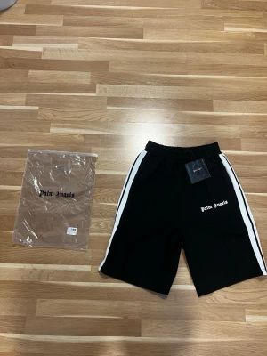 Palm Angels Shorts - Säljer ett par helt nya Palm Angels shorts. Stilren och exklusiv design. Säljer dem eftersom de inte riktigt passade mig. Hör av dig vid intresse eller om du vill ha fler bilder.