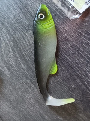 Grön och svart fiskjigg - En realistisk fiskjigg i grönt, svart och vitt med detaljerade ögon och fenor. Perfekt för fiske och tillverkad i mjukt gummimaterial. Jiggen har en naturtrogen form och färgskiftning för att locka fisk. Hemmagjorda