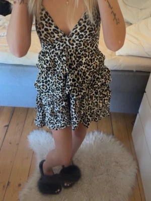 H&m leopard klänning - Super snygg leopard klänning från h&m