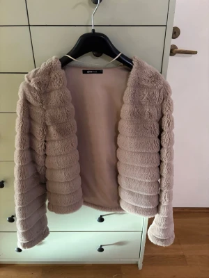 Fluffig päls jacka - Jätte söt kommer inte till användning, stängs genom hakar som visas på bild 2 & 3! 