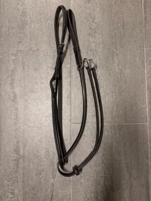 Equiline martingal  - Svart Equiline martingal, fint skick, strl Cob, nypris ca 750kr 