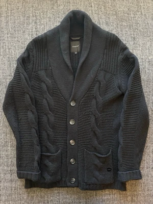Blueprint kofta  - Sjukt eftertraktad Blueprint kofta ~ vintage modell med knappar | st M | färg svart | klassisk passform | perfekt vintage piece | OBS kan gå ner lite i pris vid snabb affär! 🏄