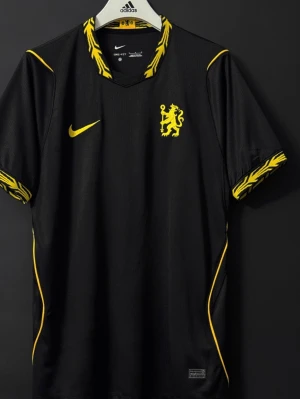 Chelsea Fotbollströja Nya 26/27 Säsongen - Helt nya officiela 2026 och 2027 Premier League säsongs fotbollströja för Chelsea 💙💛       (Skriv/Ge bud innan ni köper, har den uppe på andra hemsidor också. Kan vara såld)