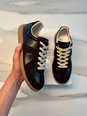 Maison Margiela Gats - Bruna maison margiela gats i storlek 43. Helt nya allt og medföljer autentiserings bevis erbjuds vid förfrågan! Kom med prisförslag och frågor! 😊
