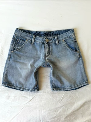 Lågmidjade jeansshorts - Fint skick! Midjemått: 76cm