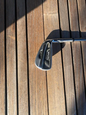 Titleist golfklubba järn 6a - Säljer en stilren golfklubba järn från Titleist i silverfärg med svart detalj. Klubban har klassisk form och är tillverkad i metall, perfekt för dig som vill ta ditt golfspel till nästa nivå. Skaftet är regular och passar dig som har en normal swinghastighet