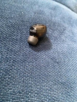 Svart trådlös in-ear hörlur Sudio - Endast vänster hörlur, skickar omgående.