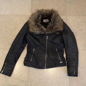 Läderjacka med fuskpäls - Kenza 10 från Jofama by Kenza. I mycket fint skick, använd ett fåtal gånger men med en knappt märkbar ”bältesögla” som har lossnat. Säljs i befintligt skick. 