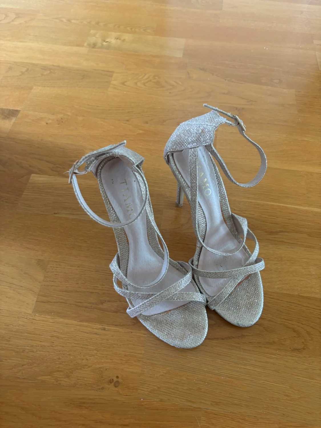 Glittriga silverfärgade pumps - 1