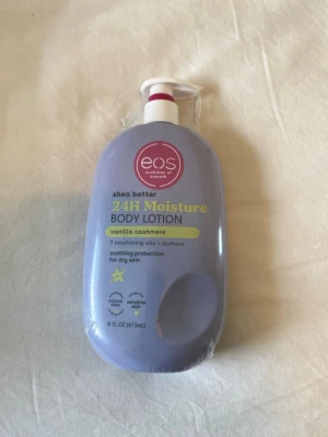 EOS 24H Moisture Body Lotion Vanilla -  EOS shea better 24H Moisture Body Lotion i doften vanilla cashmere. Köpte två stycken i usa så jag säljer en av de, den fortfarande inplastad och helt orörd.