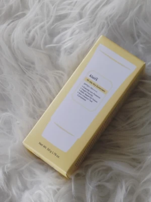 Ny Klairs All-day Airy Sunscreen SPF50+ - Ny oöppnad Klairs All-day Airy Sunscreen är en solkräm med SPF50+ och PA++++. Den har en lätt, vattenbaserad geltextur och är vegansk. Tuben är vit med gul kork och rymmer 50 g. Perfekt för dig som vill ha ett solskydd som känns lätt på huden.🌸se gärna mina andra försäljningar 🌸