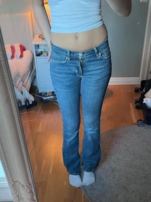 Blå low waist flared jeans - Blå flared jeans från Gina. Jag är 165 cm