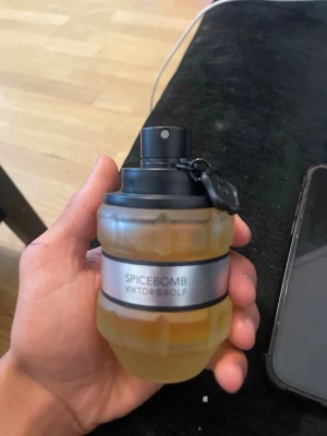 Spicebomb parfym från Viktor & Rolf - Spicebomb från Viktor & Rolf är en parfym i en unik, granatinspirerad flaska med svart och silverdetaljer. Doften är kryddig och intensiv, perfekt för dig som gillar starka och varma toner. Flaskan är tillverkad i glas med en metallisk etikett.