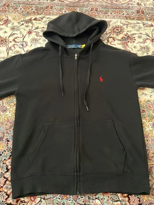 Ralph lauren - Säljer ett par fina Ralph lauren hoodie me dragkedja i färgen svart har haft på mig den några gånger inget fel me den kan tvättas innan de skickas👍