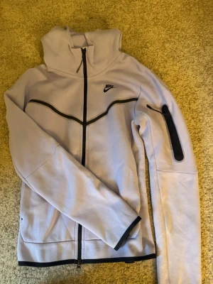 Ljuslila nike tech - Nike tech i en fin ljus lila färg. Gammal modell från 2023 men nästan helt oanvänd. Inga defekter