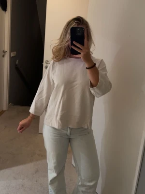 Beige oversized sweatshirt - Säljer en krämvit större T-shirt. T-shirten är i ett tjockare material och känns då mera som en tröja. Den är knappast använd så i väldigt bra skick.😊😊