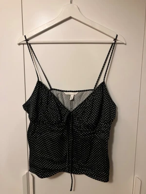 Prickig topp - Trendig prickig topp, slutsåld i denna storleken. 