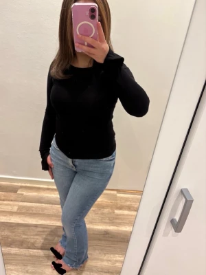 Gina Tricot bootcut jeans – fint skick, strl 32 - Superfina ljusblå jeans från Gina Tricot i storlek 32. Sitter riktigt snyggt och har en trendig, lätt utsvängd passform med rå kant nertill. Bekväma med stretch och perfekta att matcha till både sneakers och boots. Använda få gånger och i mycket fint skick – inga fläckar eller hål. ✨  🌸 Säljs eftersom de tyvärr inte kommer till användning. Passa på att fynda ett par snygga jeans till ett bra pris! 💕
