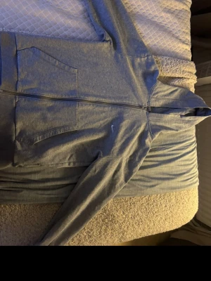 Grå zip hoodie från Nike - Grå hoodie från Nike med dragkedja framtill och stor ficka på magen. liten fläck men syns knappt, storlek otyldig men passar som S skulle jag säga, pris går att diskuteras