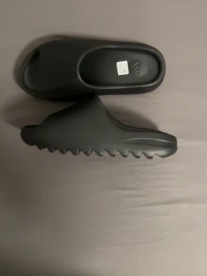 Yeezy slides - Skriv privat för mer bilder,;)