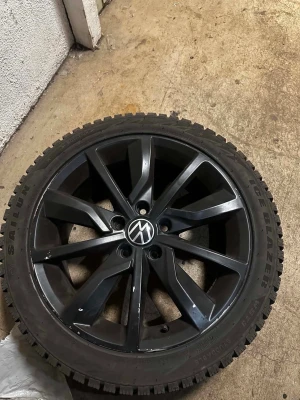 Volkswagen originalfälgar 225/45 R17 med ice blazer vinterdäck  - Volkswagen originalfälgar 225/45 R17 med ice blazer vinterdäck   Säljer 4 st Volkswagen original aluminiumfälgar   Fälgarna är i bra skick och har suttit på en Volkswagen Golf Gti 2018.  Pris kan diskuteras, hör av dig vid intresse.